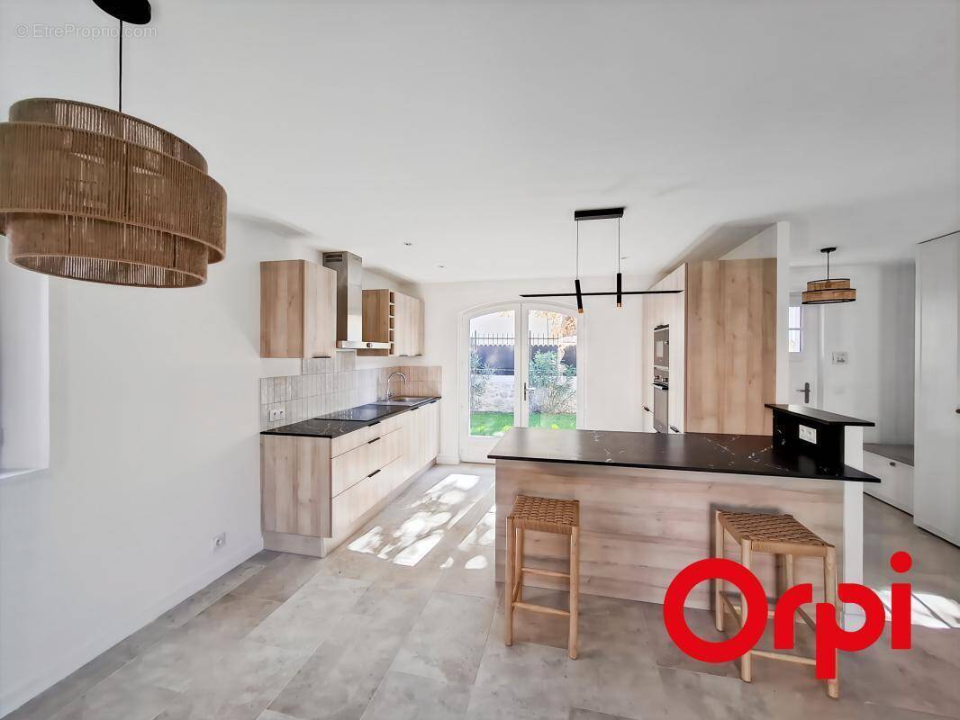 Maison à LE PUY-SAINTE-REPARADE