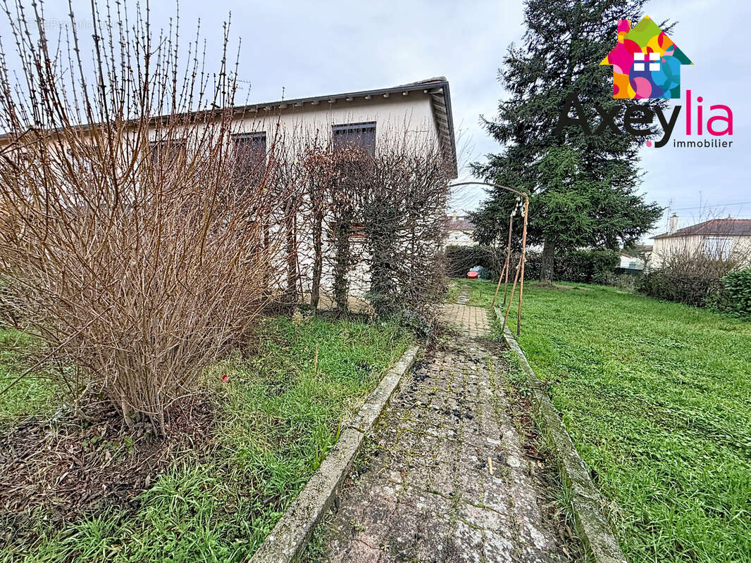 A vendre - mably - maison rénovée avec deux chambres, garage et terrain - photo 9