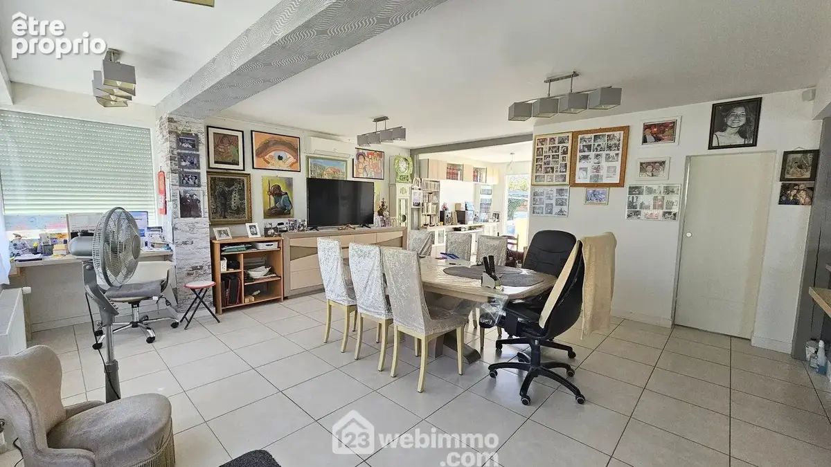 Une autre vue du séjour.