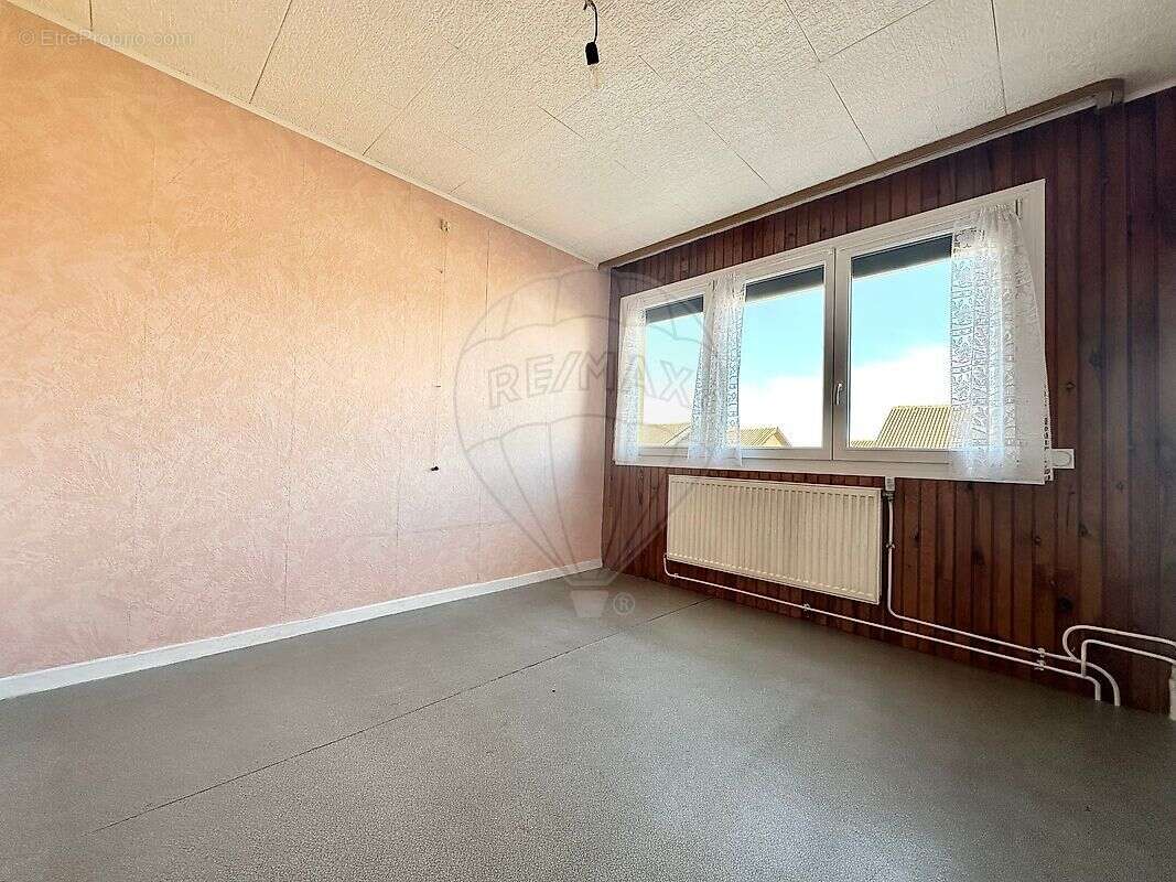 Maison à AY-SUR-MOSELLE