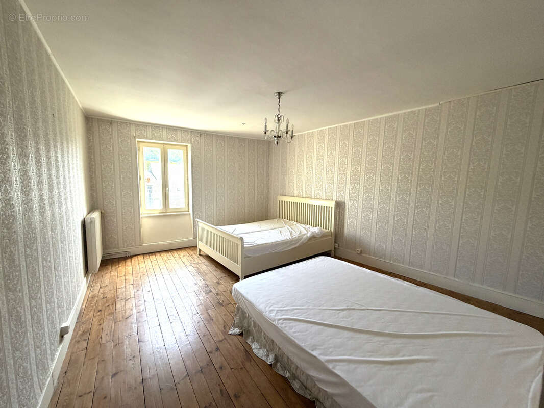 Appartement à EGLISENEUVE-D'ENTRAIGUES