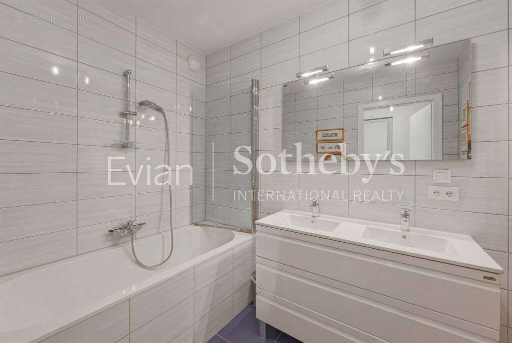 Rare, Evian, T4 en rez de jardin surélevé de 113 m2 avec vue lac et terrasse de 82 m2. - photo 13