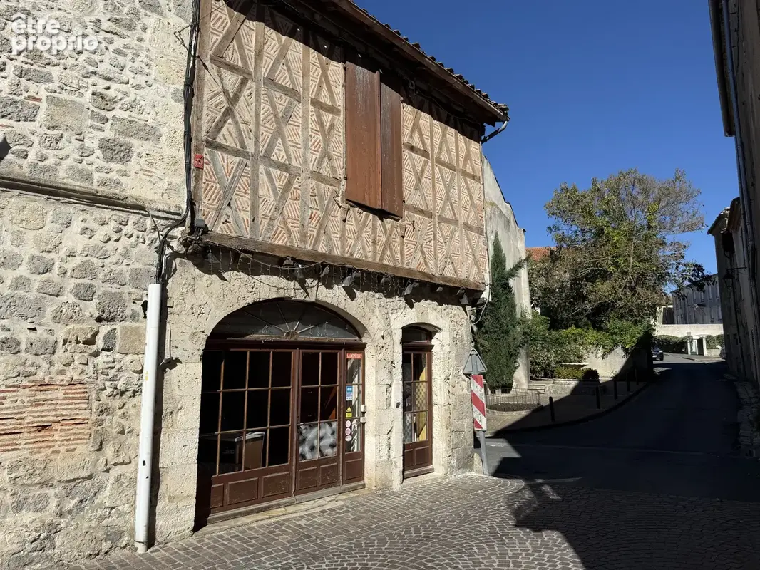 À VENDRE   Immeuble en centre-ville de Mézin avec potentiel d’aménagement - photo 1
