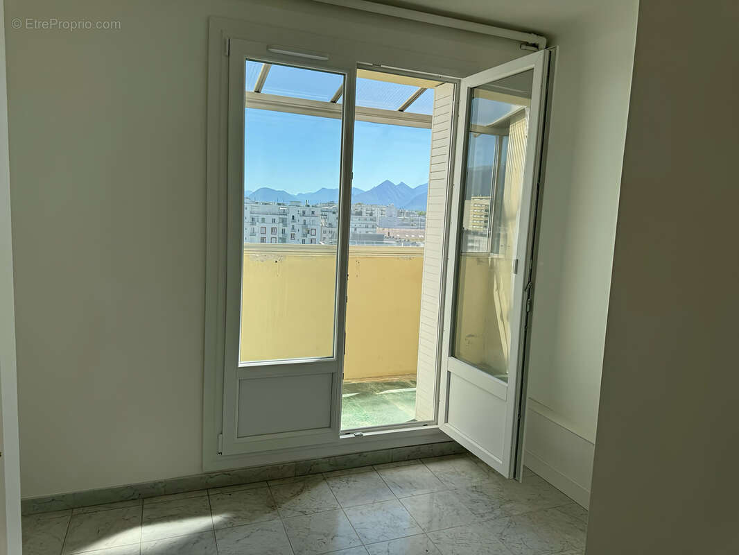 Prox Caserne de Bonne, T4 de 100m2 en dernier étage avec vue et vérandas - photo 10