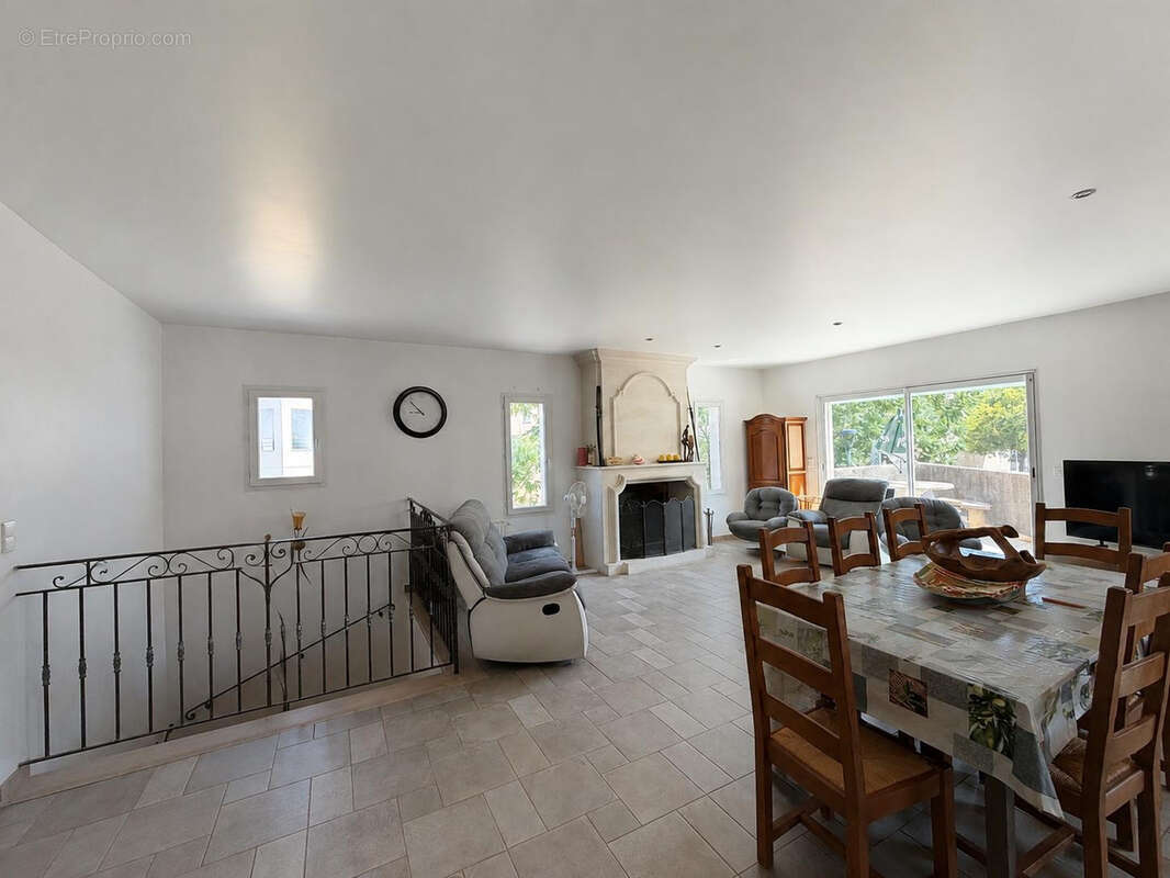 À UZÈS immeuble de 250 m2 avec 2 habitations - photo 3