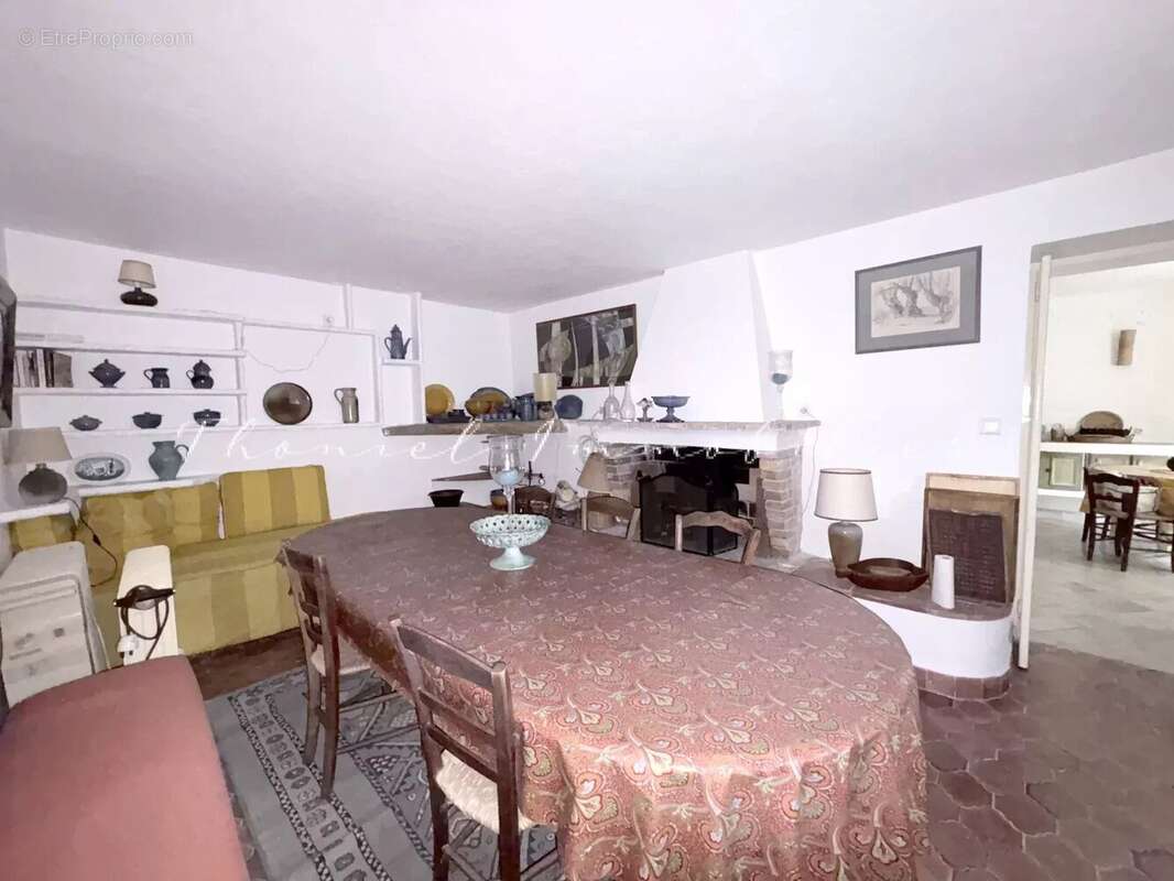 À vendre dans le village de Grimaud : Ensemble de deux maisons de village à rénover, avec terrasse et jardinet - photo 10