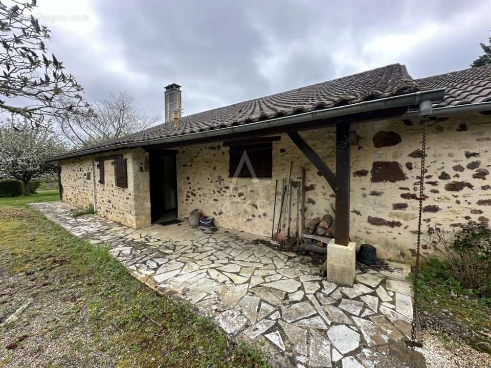 Maison à MAZEYROLLES