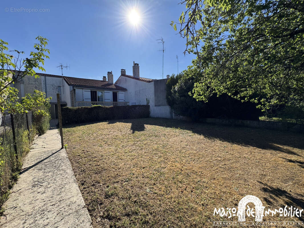 A vendre à COGNAC - Maison atypique de 4 pièces avec deux garages et jardin. - photo 14