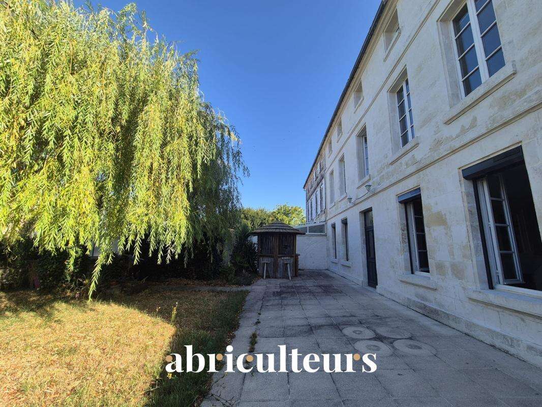 Maison de caractère de 242 m² en vente à Saintes (17100) - photo 3