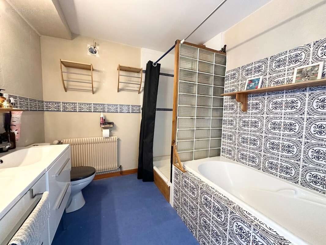 Salle de bains avec toilette de 6.5 m² - Maison à BAGE-LE-CHATEL
