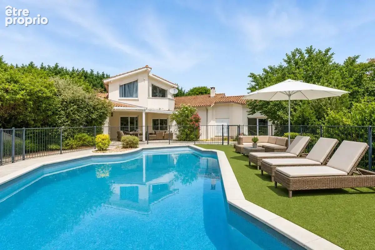 Maison de 8 pièces de 210 m² à Saint-Cyr-sur-le-Rhône - photo 3
