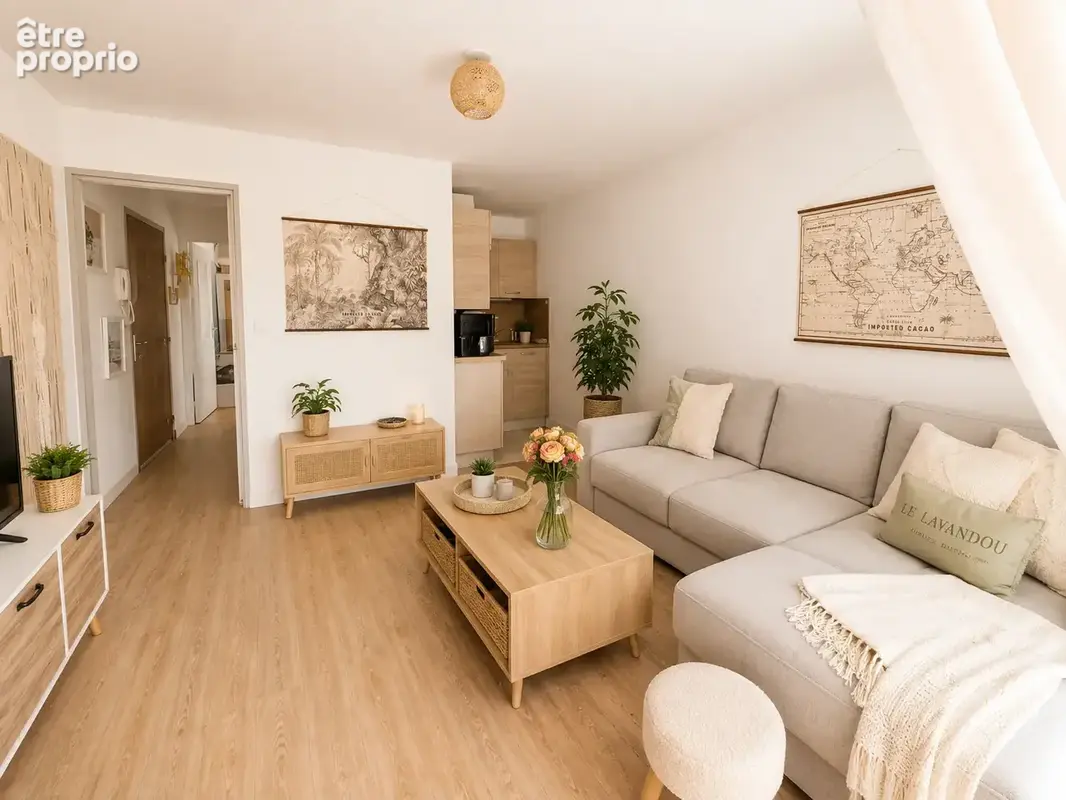 LE LAVANDOU   Appartement 2 pièces avec loggia   Parking privatif   Vendu loué - photo 2