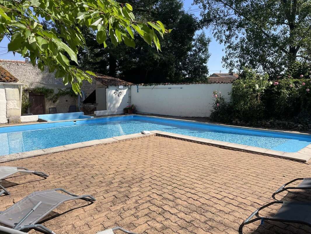 Maison à SAINT-PIERRE-DE-JUILLERS