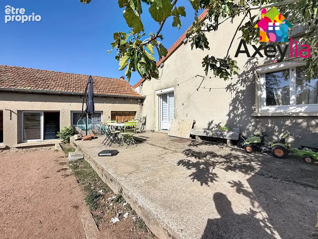 A vendre - commelle-vernay - maison en partie rénovée avec trois chambres, bureau, terrasse, dépendance aménag - photo 3