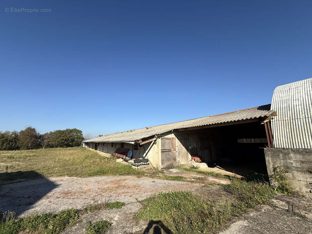 Autre à SAINT-VICTOR-ET-MELVIEU