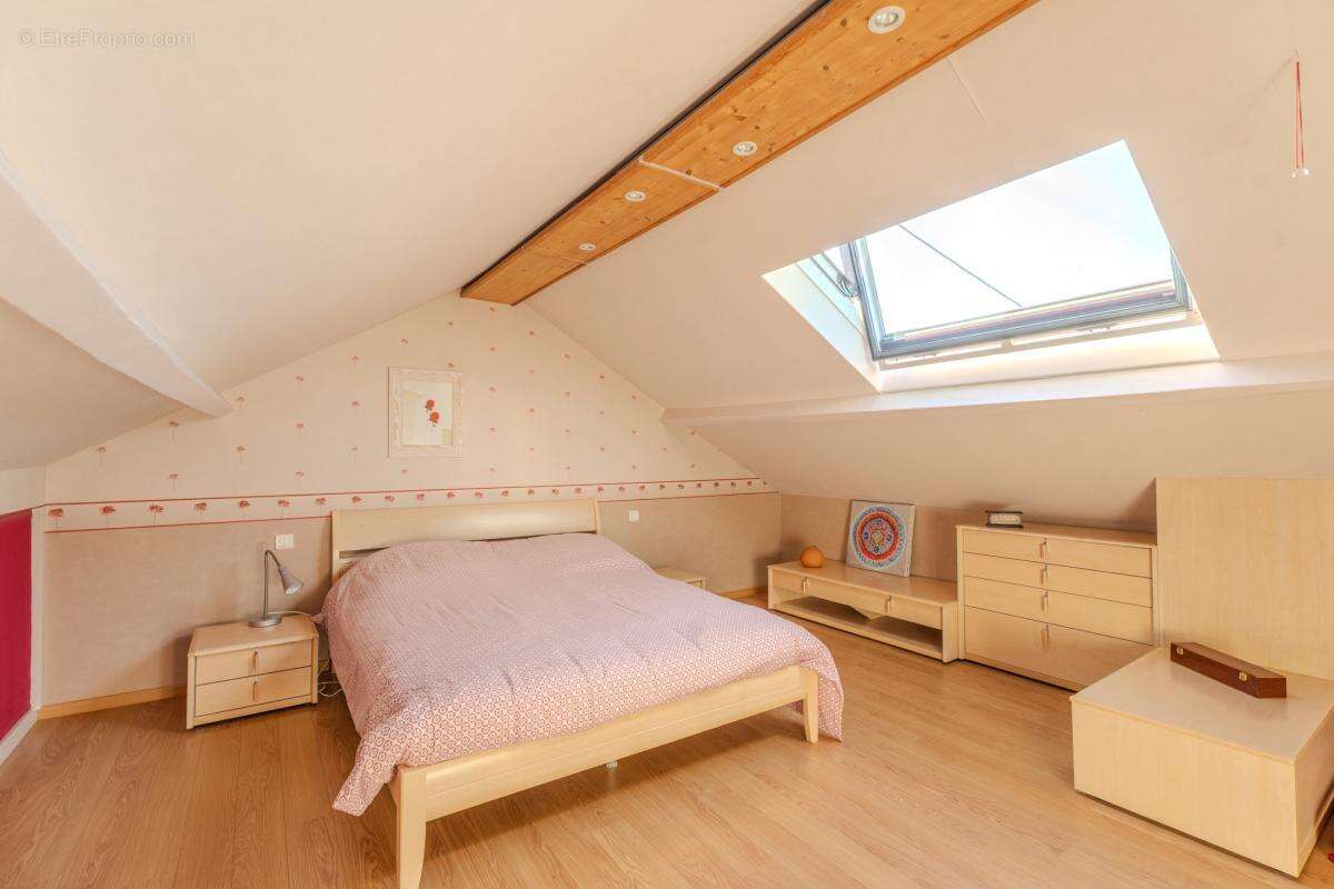 Maison en pierre avec dépendances - gros potentiel - photo 11