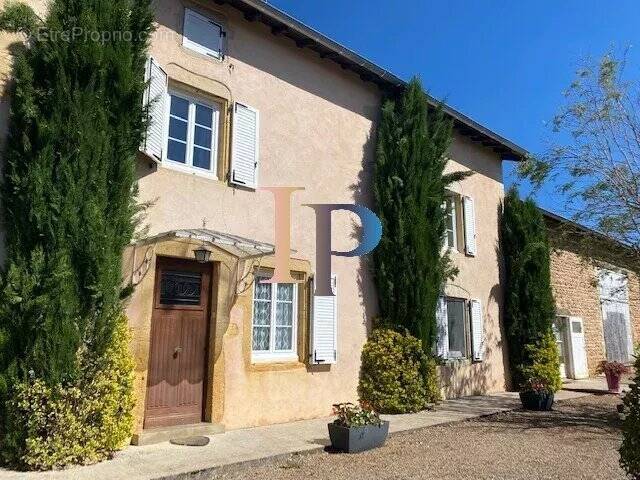 Maison à SAINT-CHRISTOPHE-EN-BRIONNAIS