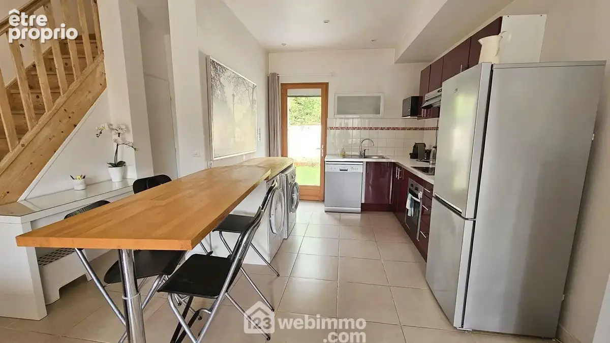 Une cuisine toute équipée de 7 m² très fonctionnelle.