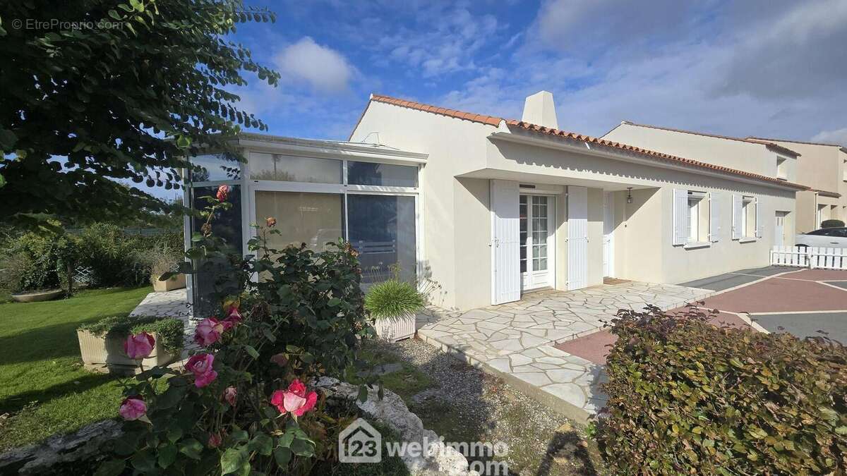 Façade Est avec l'entrée, garage et parking extérieur. - Maison à TALMONT-SAINT-HILAIRE