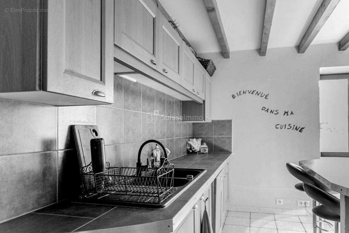 Beaux volumes pour cette maison avec agréable terrain et grande dépendance - photo 3