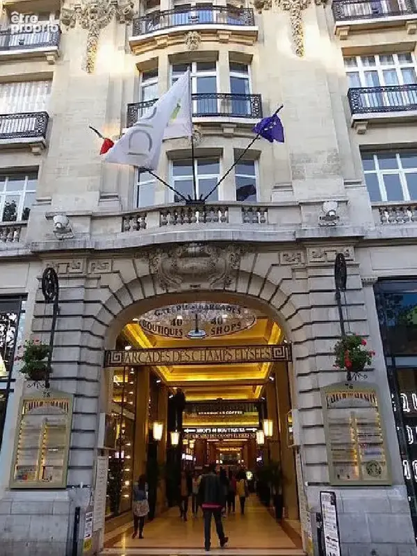 Entrée immeuble - Commerce à PARIS-8E