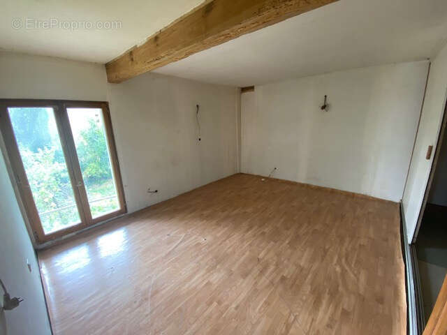 Maison à restaurer avec grange sur terrain de 577 M2 - photo 11