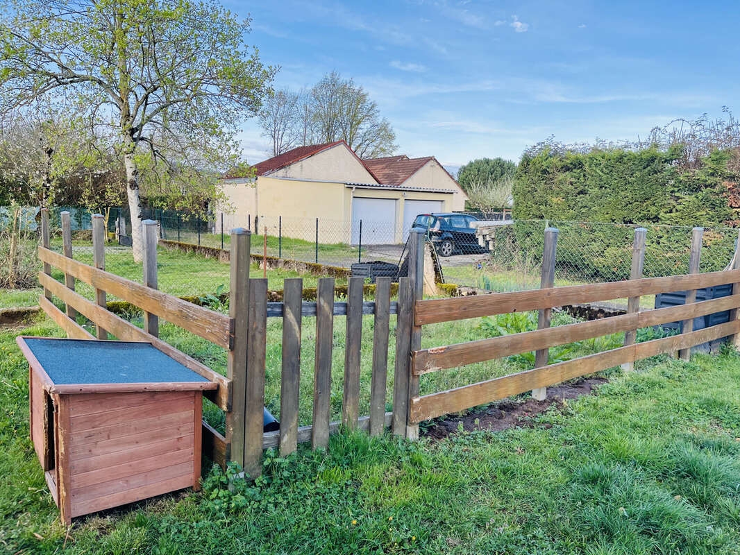 Maison à SAINT-PANTALEON-DE-LARCHE