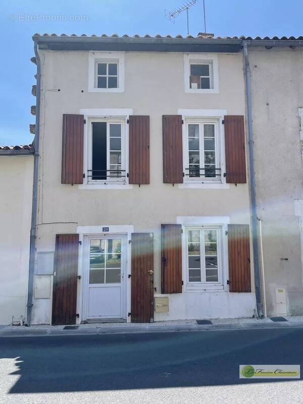 Maison à AIGRE