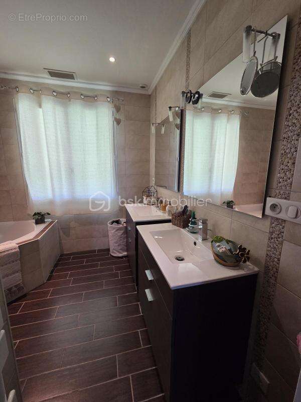 Charmante maison rénovée de 156 m² avec piscine et jardin - photo 12