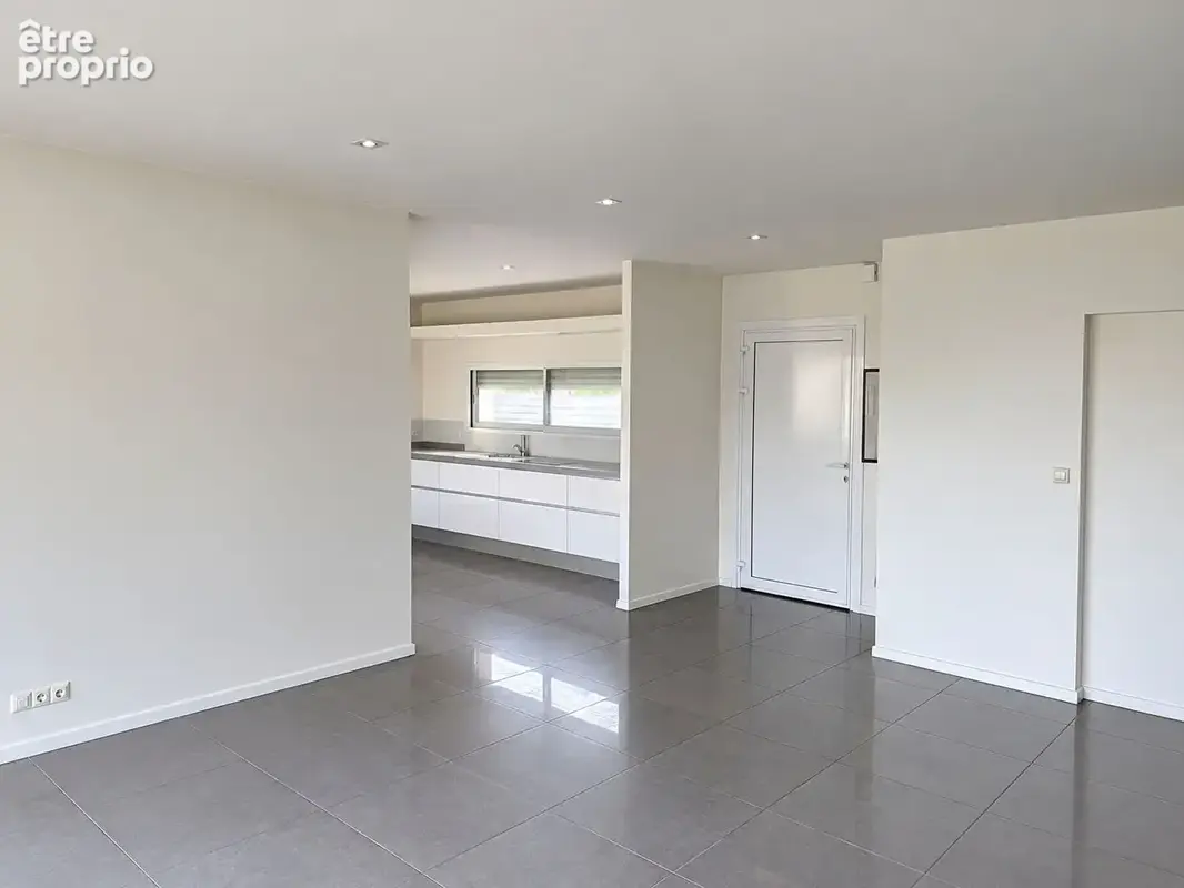 Maison d'architecte de plain-pied de 108 m² : garage double et terrasse. - photo 5