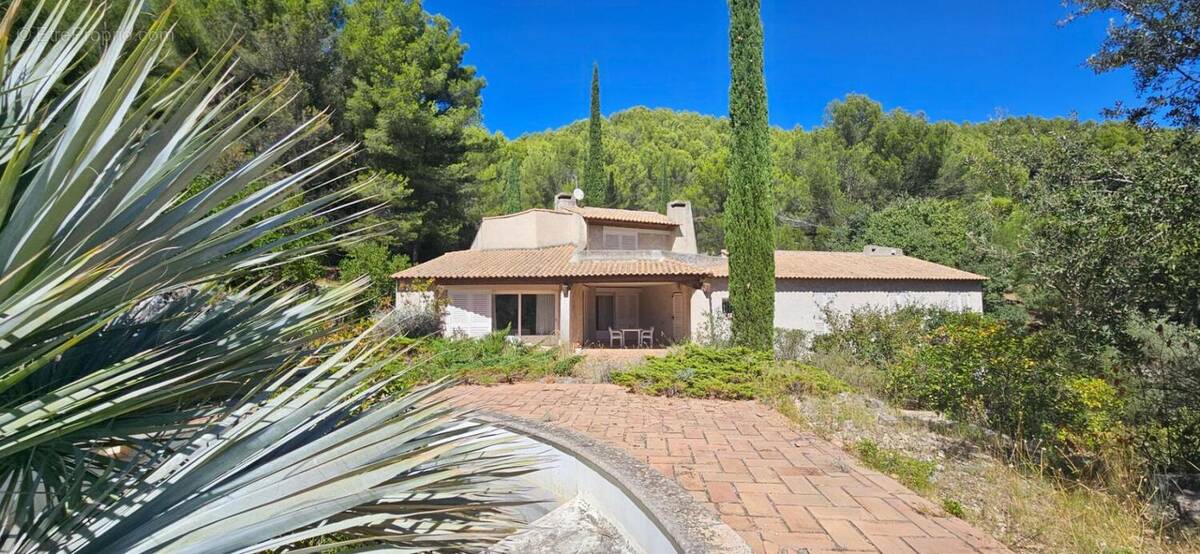 Maison à LE REVEST-LES-EAUX