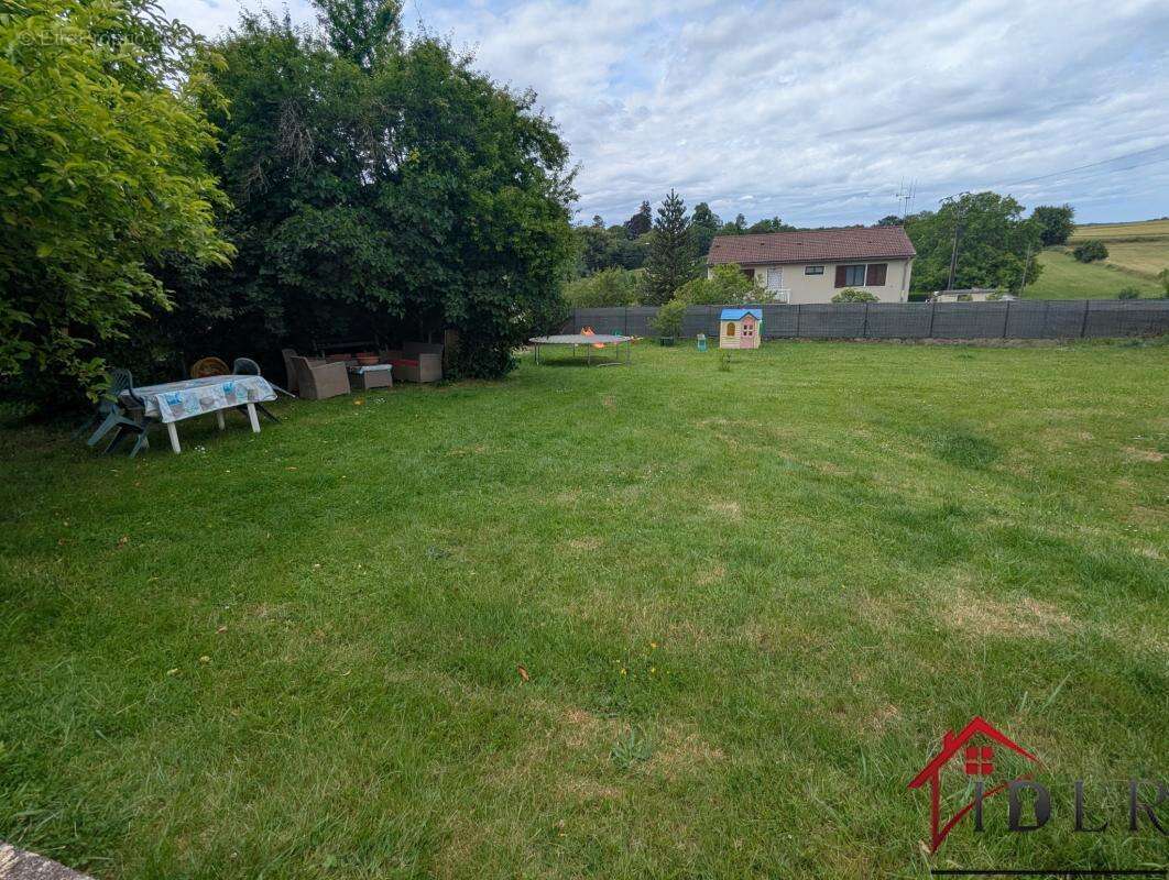 Pavillon sans mitoyenneté sur 1440 m2 à Oyriers - photo 2