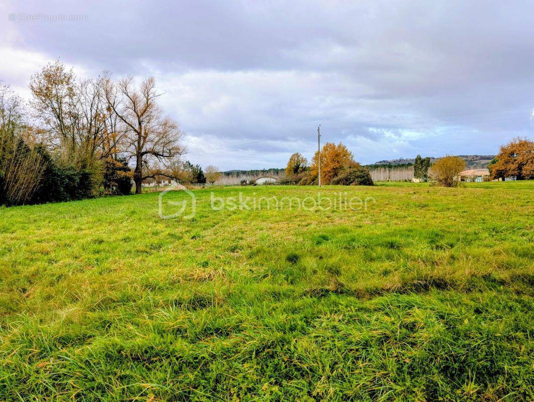 Terrain à GREZET-CAVAGNAN