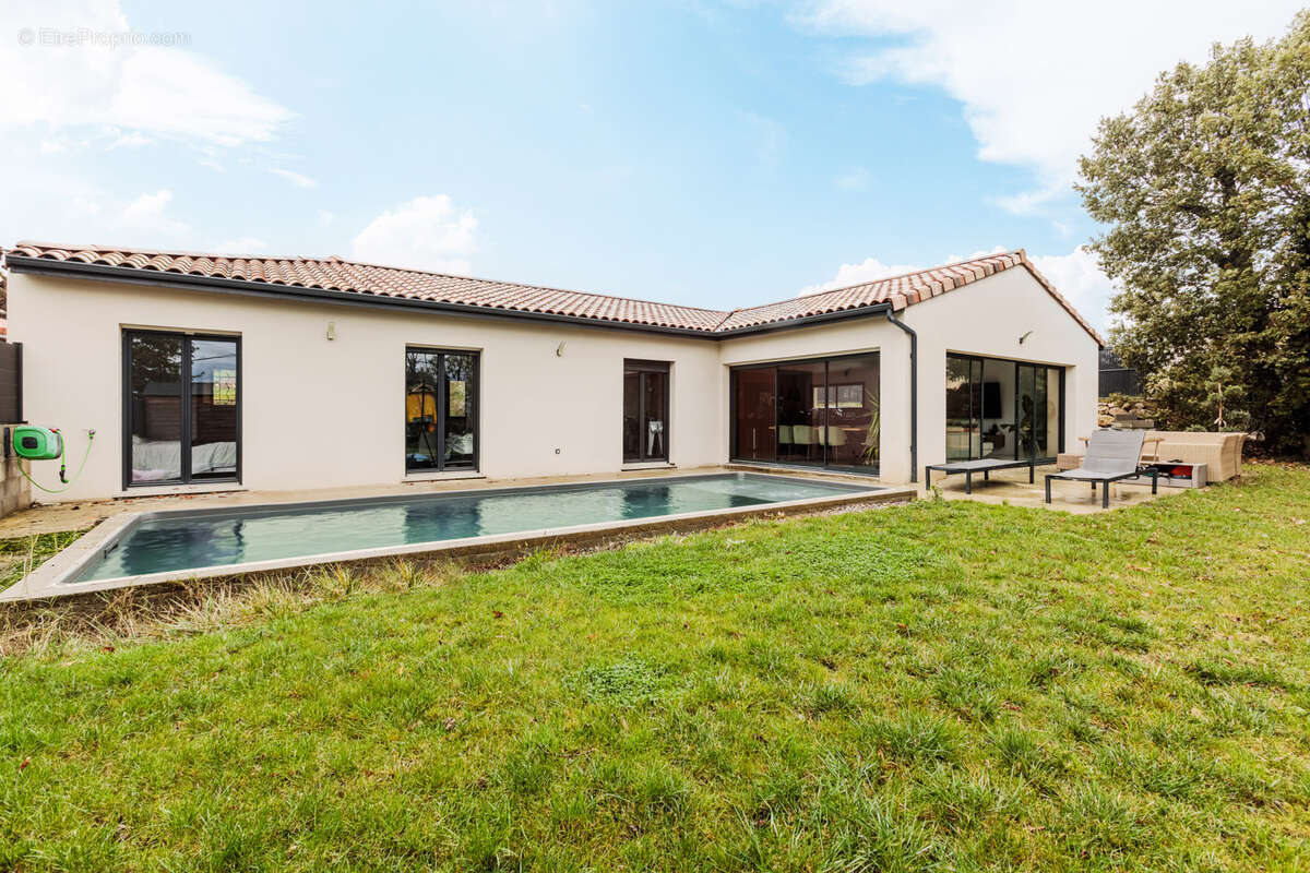 Maison à SAINT-CLAR-DE-RIVIERE