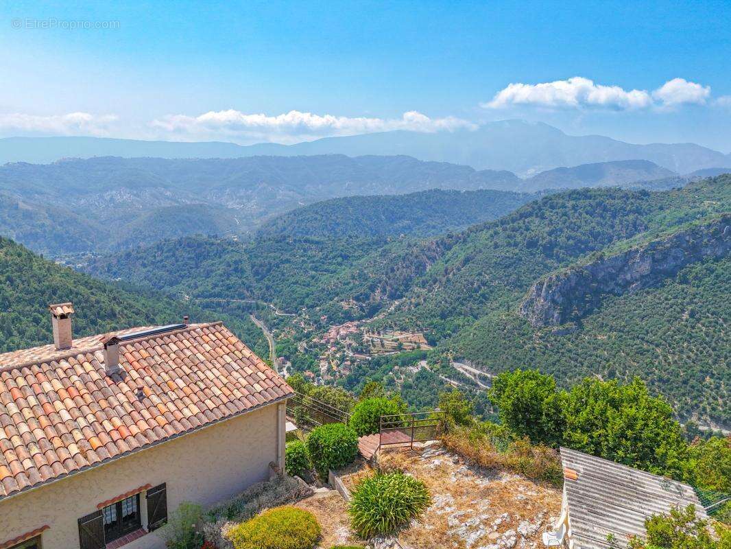 Bâtisse de 180,30 m², 3 appartements + Terrain 34 443 m² - photo 5