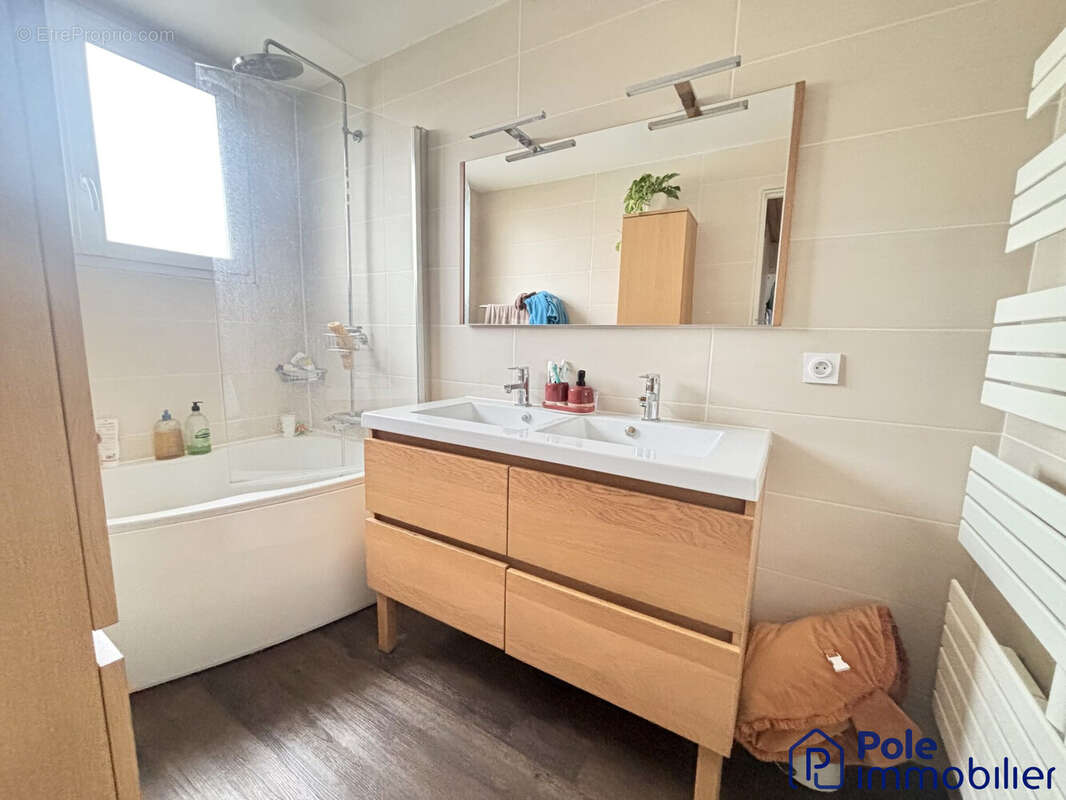 CAEN RIVE DROITE- SALLE DE BAINS - Appartement à CAEN