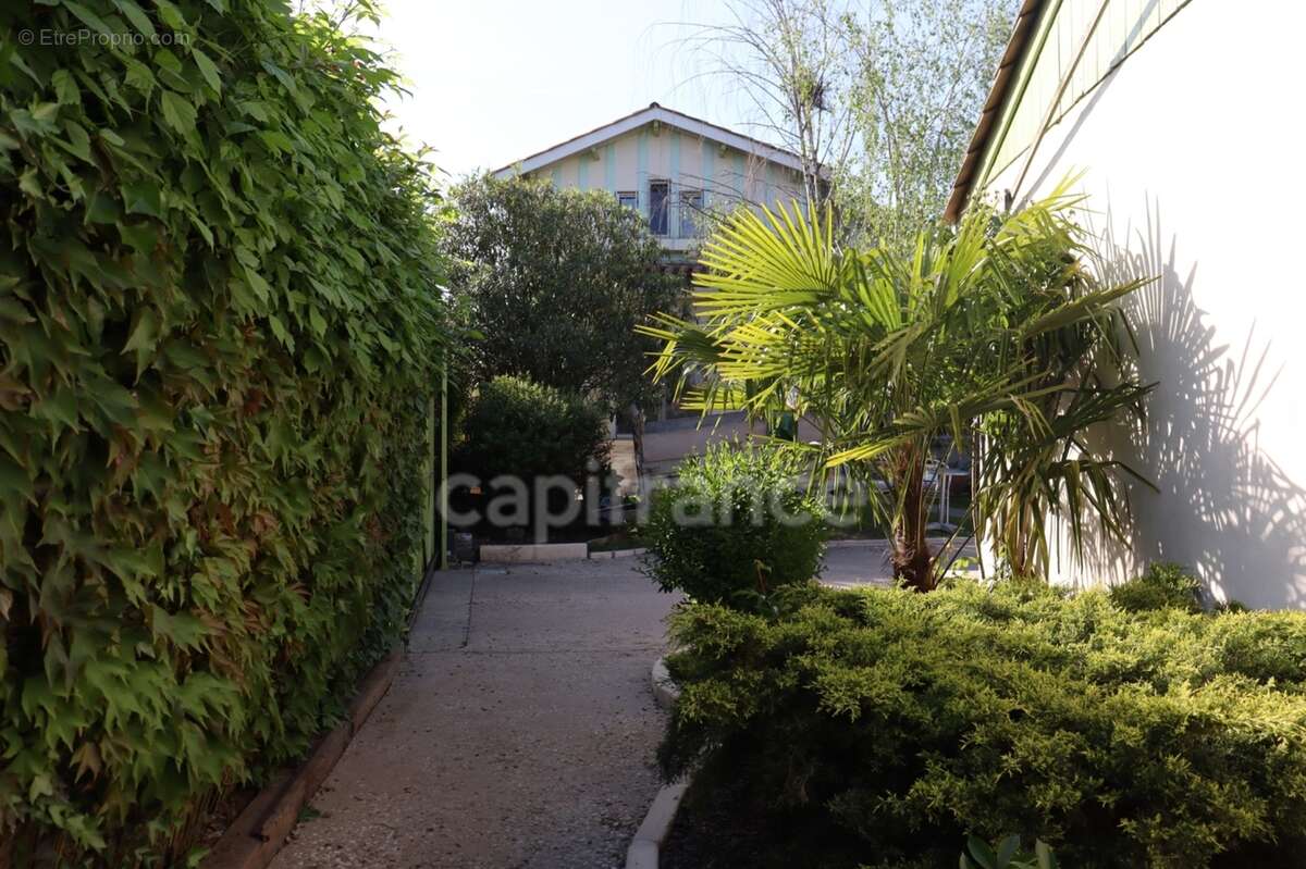 Maison de 116 m² - 4 chambres - proche services à pieds - garage -piscine - photo 3