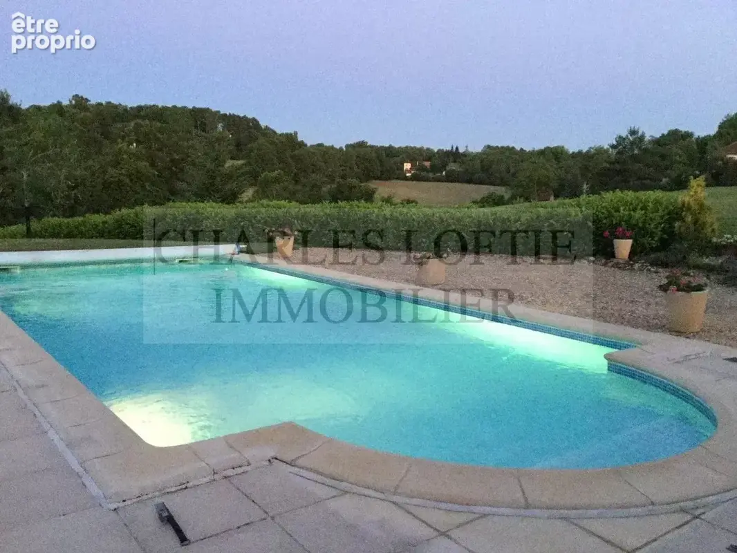 Maison de construction récente de plain-pied avec garage, piscine sur plus de 1500 m² de terrain - photo 2