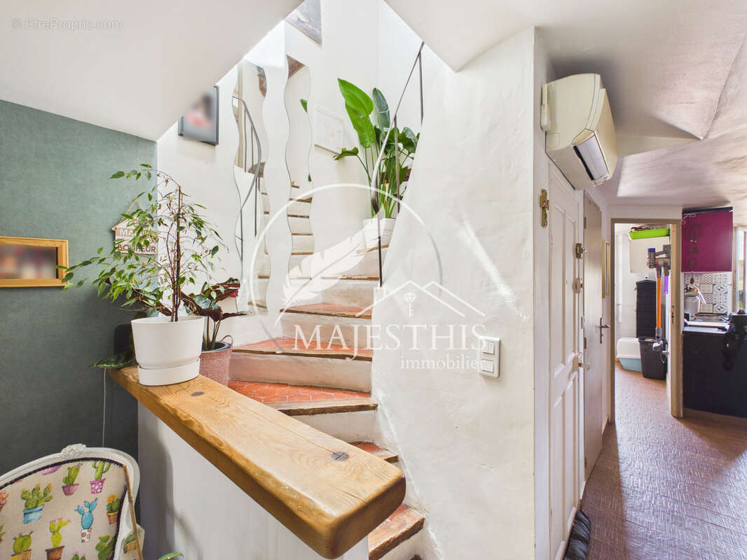 Appartement à SOLLIES-TOUCAS
