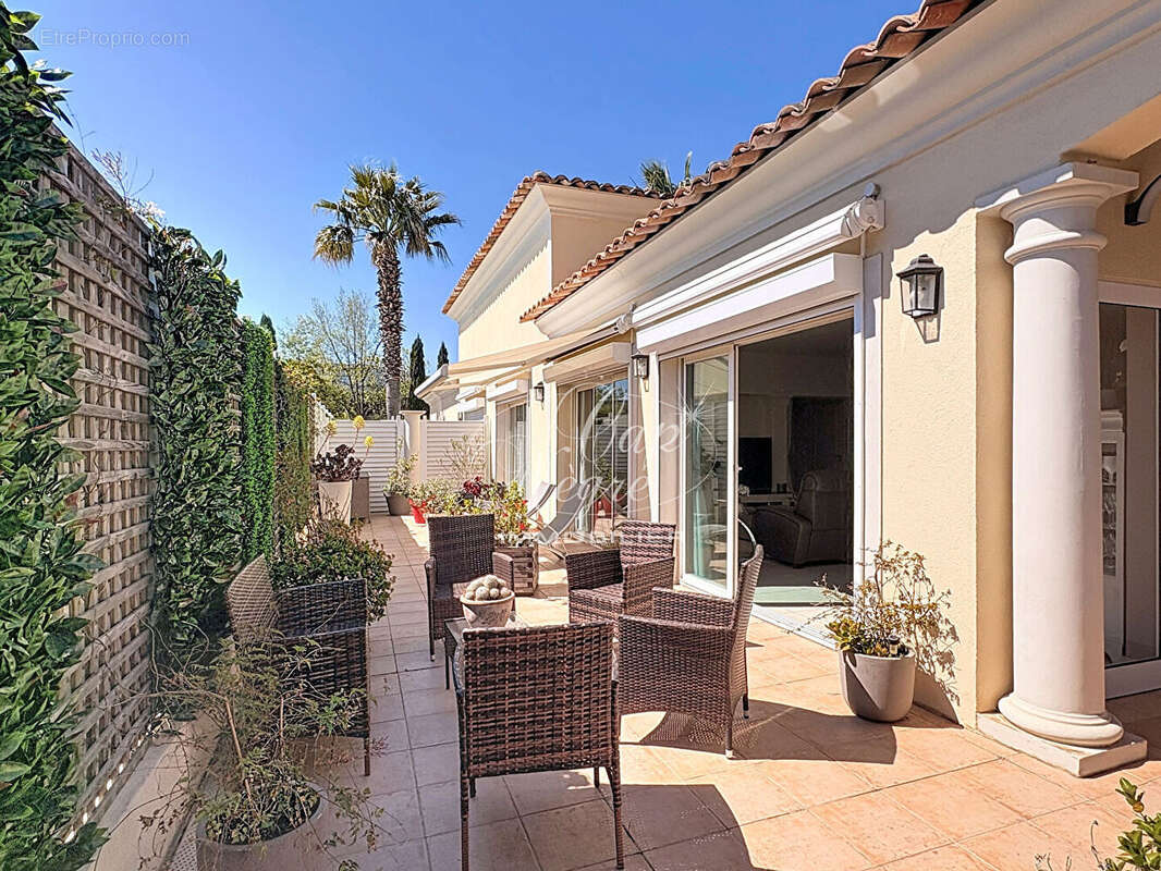 Maison rénovée proche commodités avec jardin et 3 parkings à vendre à sainte maxime - golfe de saint tropez - photo 3