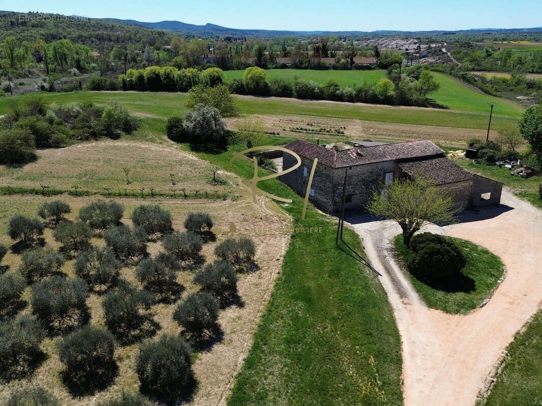 Maison à SAINT-JEAN-DE-MARUEJOLS-ET-AVEJAN