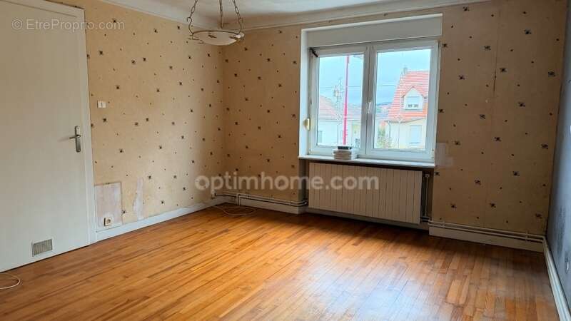 Bertrange - maison de ville de 95 m² avec 2 chambres, une terrasse ! fort potentiel ! - photo 8