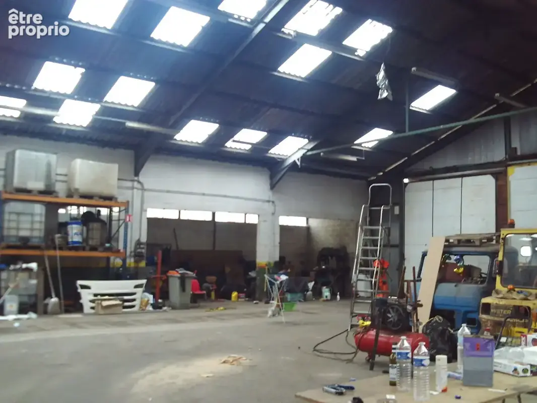 Local d'activités et entrepôt de 1140m² en parpaing et tôles galvanisées - photo 2