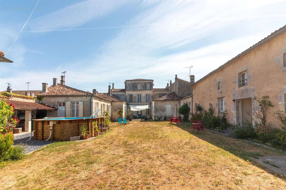 Maison à CHATEAUNEUF-SUR-CHARENTE