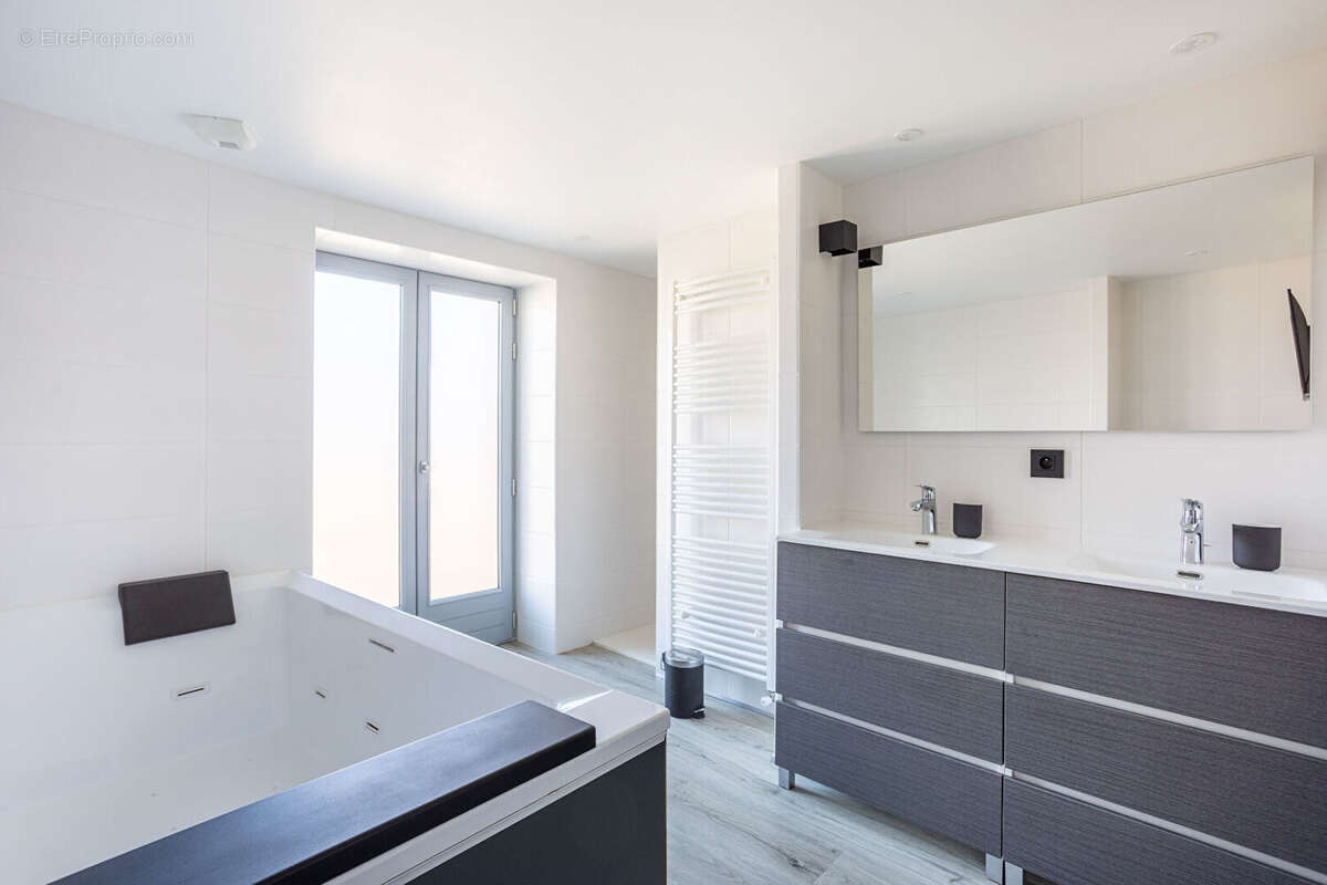 Maison à VIC-LE-COMTE