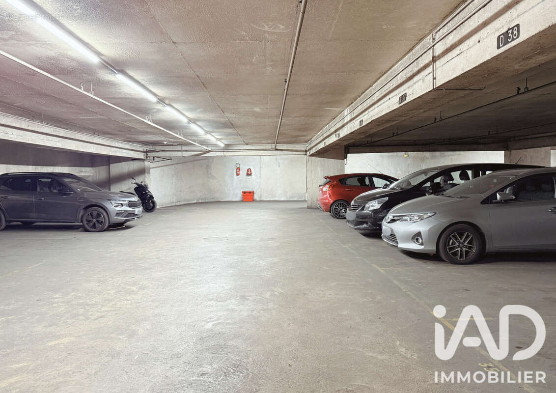 Photo 3 - Parking à PARIS-9E