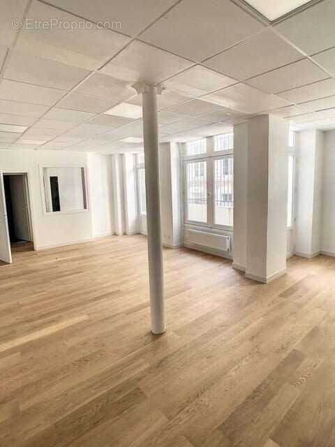 Commerce à PARIS-9E