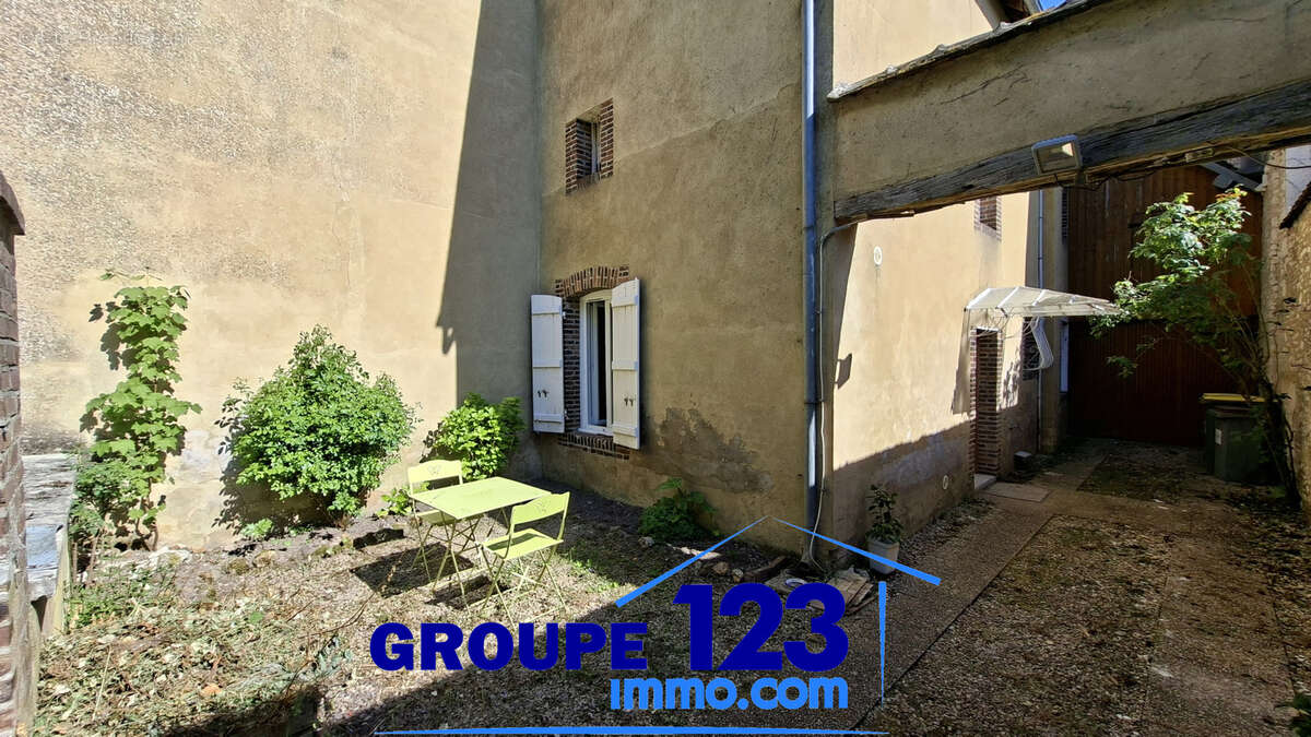 Maison à AILLANT-SUR-THOLON