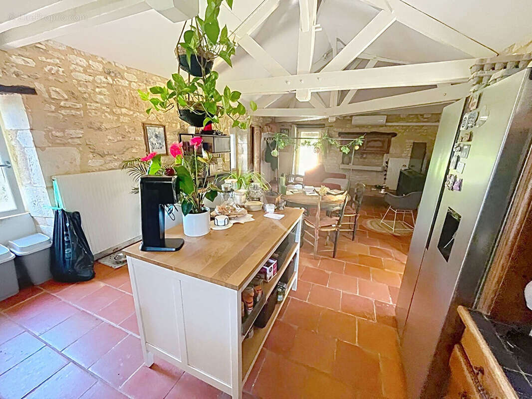 Jolie maison en pierre restaurée de 3 chambres avec vue - photo 3