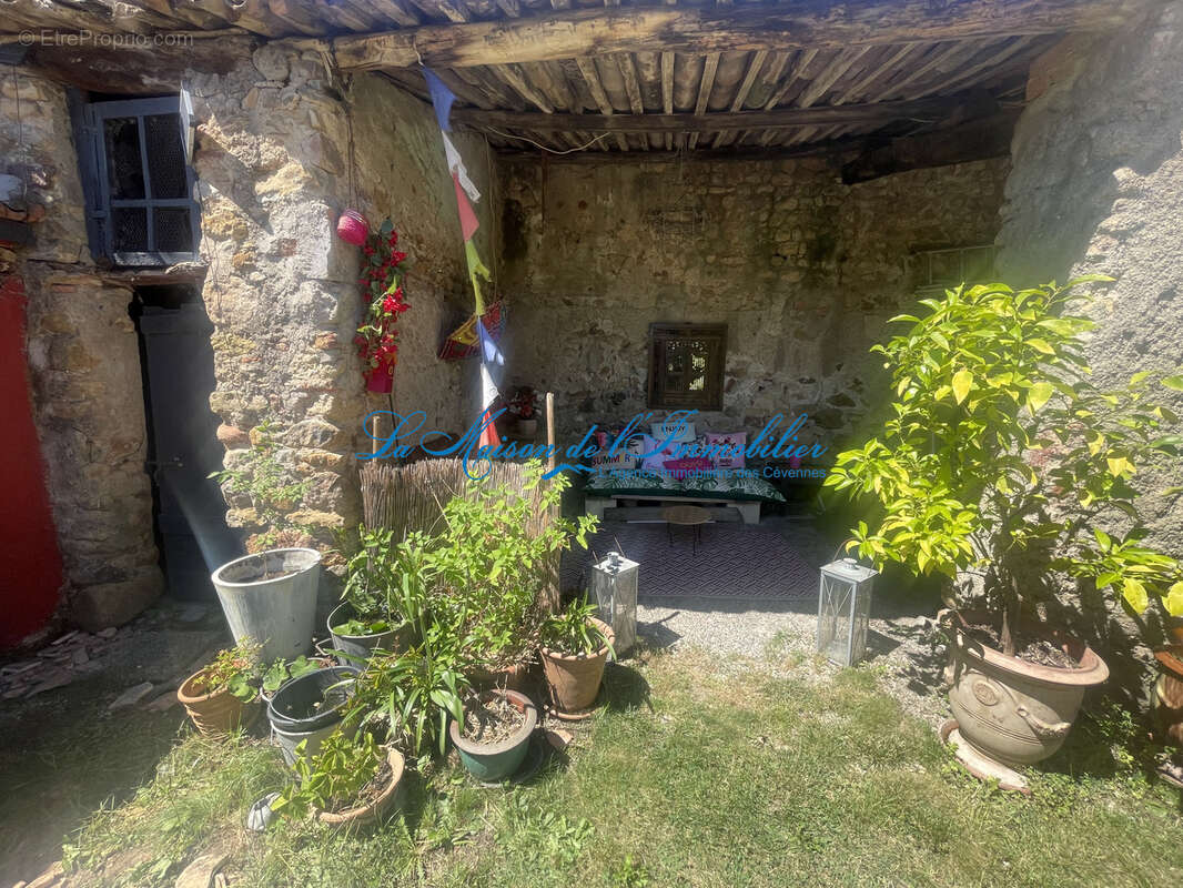 ST CHRISTOL LES ALES, maison en pierres F5 avec dépendances, chalet, piscine sur 2482 m2 de terrain avec puit - photo 12
